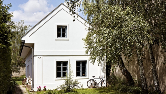 Na první pohled působí dům venkovsky a zachoval si typické rysy místní architektury. Vnitřek domu je ale zcela moderní.