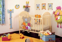 Dětský pokoj zařízený různými užitečnými pomocníky a hračkami (Taf Toys): barevný věšáček Králík, závěsný vak na hračky, závěsný kapsář, dřevěné měřidlo Slon, dřevěné hodiny Kočička, krabice na hračky, kamarád Teddy, MOTHERCARE a SPARKYS.