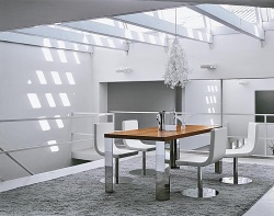 Stůl Star s deskou z teaku, 180 x 90 x 76 cm, cena 34 824 Kč, židle Opera, cena 18 000 Kč (vyrábí PRESOTTO, dodává LIVING SPACE)