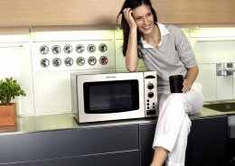 Mikrovlnná trouba EMS 2840, objem 28 l, mikrovlnný ohřev 900 W, gril 1 300 W, digitální spínací hodiny, automatické programy, cena 4 585 Kč, ELECTROLUX