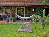 Z houpací sítě se naskytne pohled na novější část zahrady. V dohledné době by na ní mělo přibýt ještě jezírko.