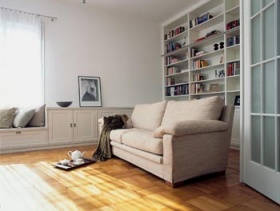 Do pracovny navrhl architekt prostornou knihovnu