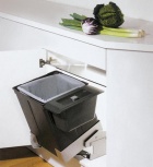 Výklopný systém pro třídění odpadu Pesaboy (PEKA-SYSTEM) se při otevření dvířek skříňky automaticky naklopí, cena (podle šířky korpusu) od 3 500 do 3 750 Kč, PROFI HOBBY