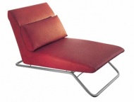 Polohovací křeslo Play (Linea Italia), rozměr 46 x 93 x v. 55 cm, kůže nebo různé druhy látek, cena podle materiálu od 17 500 Kč do 24 500 Kč, AMBER INTERIER