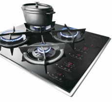 Plynová varná deska Diva (DE DIETRICH), šíře 65 cm, černý skleněný povrch, nerezový rámeček, senzorové ovládání, 4 plynové hořáky, celkový výkon 7 750 W, 7 bezpečnostních prvků, cena 36 490 Kč, ELMAX STORE