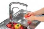 Dřezová stojánková baterie s otočným ramenem a výsuvnou hlavicí výtokového ramene Aventa 5930F. Výška ramene (250 mm od pracovní plochy) a výsuvná sprška umožňují snadnou manipulaci s nádobím nebo potravinami. Provedení chrom a satin, možnost ventilu pro připojení myčky, cena (bez DPH) od 8 125 Kč, ORAS