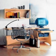 Nábytek z programu pro dětské a studentské pokoje Taff firmy Hülsta. Psací stůl s deskou v rozměrech 128 x 75 cm má nastavitelnou výšku od 54 do 76 cm a prodává se za 24 695 Kč. Počítačový stolek s deskou v rozměrech 67 x 71,4 cm je výškově nastavitelný v rozpětí od 77 do 89 cm a je opatřen výsuvnoou deskou pro klávesnici. Jeho cena je 25 487 Kč