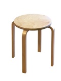 Stoličky k jídelnímu stolu, které se dají jednoduše uklidit pod jeho desku, pořídila paní domu v IKEA
