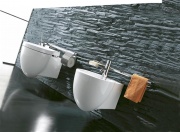 Z luxusní kolekce Sadler je závěsný klozet a bidet s integrovanou armaturou, ceny: klozet 14 825 Kč, sedátko 5 603 Kč, bidet 18 822 Kč, IDEAL STANDARD