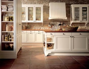 Nostalgický nádech kuchyně SC46 (SIEMATIC) je odlehčen moderními prvky. Čelní plochy z profilovaných MDF desek, povrchová úprava strukturovaný lak, pracovní deska z teaku, tloušťka 4 cm. Cena sestavy bez spotřebičů 1 490 000 Kč, MIELE CENTER STOPKA 