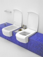 Klozet a bidet Una od firmy FLAMINIA, který svým vzhledem připomíná latrínu, AQUA TRADE