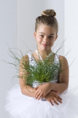 Zelené šílenství (Juncus effectus spiralis) jako mokřadní rostlina vyžaduje bohatou zálivku a světlé prostorné stanoviště