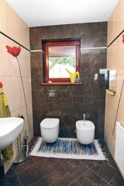 Mít v domácnosti bidet a oddělenou toaletu od koupelny, to byly majitelčiny dva základní požadavky, které si v novém domě splnila