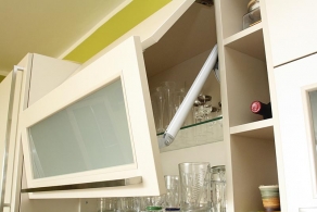 Sklápěcí mechanismus horních skříněk umožňuje pohodlné otvírání