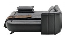 Postel Ds 1164 (De Sede), design Hugo de Ruiter, různá provedení, kůže ve více kategoriích i  barvách, cena od 258 030 Kč (ABITARE)