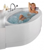 Rohovou vanu z řady Aqua je možno doplnit whirlpoolovým systémem Hygiene Plus, cena základního modelu (včetně nosné konstrukce, čelního panelu a odpadu) 52 600 Kč, IDEAL STANDARD