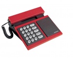 Telefon BeoCom 600, design Lone a Gideon Lindinger-Löewy v roce 1985 pro BANG and OLUFSEN
