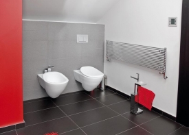 Závěsné WC s bidetem z kolece IQ výborně ladí s vanou téže kolekce značky FLAMINIA