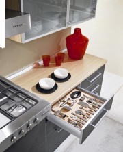 Zásuvka v šířce 60 cm z kuchyně Krea (HOME CUCINE), vybavená příborníkem z masivního buku, stojí včetně nerezového náčiní 13 856 Kč, ITALIA INTERIOR-DESIGN
