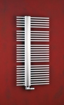 V kombinaci hliník/nerez se vyrábí radiátor Helois (P. M. H.). Rozměry 60 x 80, 120 a 160 cm, cena (bez DPH) od 19 766 Kč, SAPHO