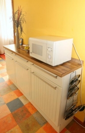 Část kuchyně vyplňuje řada spodních skříněk