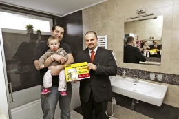 Cenu za první místo předává vítězům Jan Voldán, marketingový manažer společnosti SIKO KOUPELNY