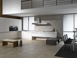 Program Tunis melanin woodline - bílý odstín kombinovaný s woodline mocca, pracovní deska je z 20 mm silného quarzwerkstoffu (křemene). Sestavu pořídíte od 378 000 Kč