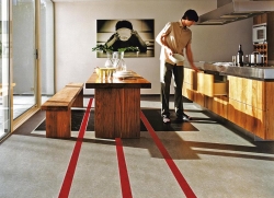 Toto přírodní linoleum poskytuje dostatek prostoru fantazii a kreativitě. Podlahu můžete vkusně barevně oživit a přitom je praktická i pro použití v kuchyních. Cena 595 Kč za metr čtvereční, bez DPH, APOKORK