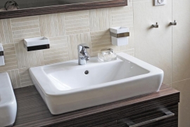 Umyvadlo na desku (VILLEROY & BOSH), cena 8 379 Kč, umyvadlová baterie (GROHE), cena 7 868 Kč