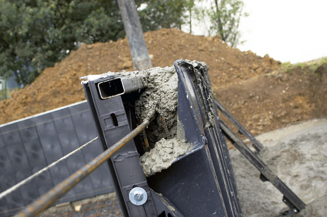 3. Detail zámku dílce čelní stěny, správnou polohu pomáhají fixovat armovací dráty.