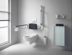 Bezbariérové řešení speciálně prodlouženého klozetu San Remo (IDEAL STANDARD), cena 9 520 Kč, s doplňky řady Plan Care (KEUCO), ceny: madla 8 568 Kč, opěradlo včetně tyče 8 675 Kč, EIM UNIVERS