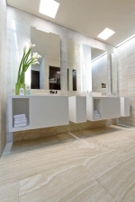 Svítidlo Kombu (Fontana Arte), design Matteo Thun, bílý perforovaný polykarbonát, zářivka 36 W, napájení 230 V, IP20, cena 13 899 Kč, HAGOS