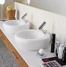 Umyvadlová mísa z kolekce Il Bagno Alessi se vyrábí buď bez otvoru, nebo s otvorem pro baterii, ceny jsou 19 752 Kč a 19 246 Kč, LAUFEN
