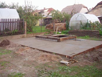 Pro zahradní domek museli najít takové místo, kde nebude vadit náročné sousedce