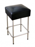Barová stolička Julius (IKEA) má kožený sedák a nohy z nerezové oceli. Rozměry sedáku 34 x 34 cm, výška sedáku 74 cm, cena 1 490 Kč