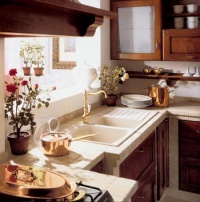 Dřez ze silgranitu je zabudován v kuchyni Cora (SCAVOLINI) a osazen stylovou baterií, cena baterie 6 990 Kč. Pracovní deska Decorceramica Contea je v provedení připomínající hrubě opracovaný přírodní kámen, CORRECT INTERIOR 