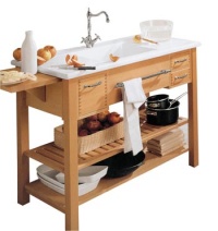 Jednoduché klasické vybavení s moderními prvky nabízí nábytek z masivu, s keramickým dřezem a stylovou baterií (VILLEROY & BOCH). Cena nábytku se dřezem (bez armatury) 52 683 Kč, JANOUŠEK 