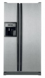Ve stříbrném designu je chladnička RS21DCMS vybavená elektronickým ovládáním, podavačem ledu, vodním filtrem, osvěžovačem vzduchu, technologií Silver Nano. Energetická třída A, cena 44 990 Kč, SAMSUNG