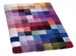 Koupelnová předložka od německé firmy Clarissa (60 x 85 cm nebo 100 x 150 cm) je vytvořena v barevnosti, v níž tato specializovaná firma své produkty nabízí. Cena se pohybuje od 6 000 do 12 000 Kč (ANTONIE)