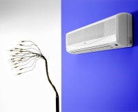 Klimatizační jednotka AMB 891/G, typ Dual Green, kapacita chlazení 2 x 2 760 W, kapacita ohřevu 2 x 2 830 W, dálkové ovládání, hmotnost 63 kg, cena 26 490 Kč, WHIRLPOOL