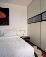 Prvek zaoblení použili architekti také na rámu a čelu postele
