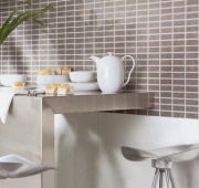 Falešná mozaika usnadní kladečské práce a výsledný efekt je perfektní. Série Vitreo Buckingham (PORCELANOSA), obklad 20 x 31,6 cm, cena 1 051 Kč/metr čtvereční, BATHMEN
