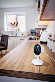 Domácí videokamera z řady Yale Smart Living vám umožní podívat se na chytrém telefonu nebo tabletu v kvalitě HD720, jak to u vás doma vypadá, a to odkudkoliv (HORNBACH)