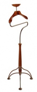 Němý sluha AP 710 od firmy Miniforms, masiv třešně a chromovaný kov, 50 x 50 cm, v. 119 cm, cena 16 710 Kč (KLOU DESIGN)