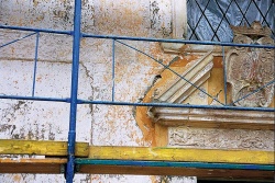 Do renovace fasádní omítky na historických památkově chráněných objektech se v souladu s platnými předpisy nepouštějte na vlastní pěst, ale pouze v součinnosti s památkáři a restaurátory
