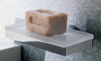 Mýdlenka z chromu a skla (design Antonio Citterio, INDA), 20 x 15 cm, výška 4 cm, cena 2 579 Kč, DORINT - KERAM