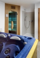 V suterénu je vše potřebné k relaxaci - sauna (Salus), masážní lázeň Persea (U. S. SPA), sprchový kout a prostor pro tělocvičnu