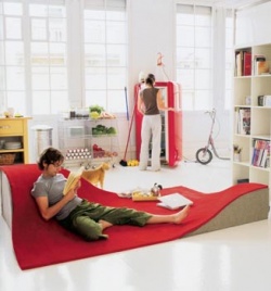 Relaxační koberec Flying Carpet (Nanimarquina, design Ana Mir + Emili Padrós), povrch ze 100% vlny, ruční výroba, v barvě červené, zelené a šedé, 170 x 170 cm a 170 x 255 cm, spodní část ze 100% vlny, výplň z polystyrenu, cena 85 300 Kč, LIVING SPACE