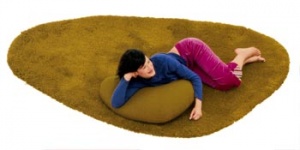 Relaxační puf Zoom-cushion (Nanimarquina, design Nani Marquina), 90 % new wool + 10 % helanca, výplň ze 100% syntetického vlákna, v barvě červené, fialové a pistáciové, 60 x 80 x 20 cm, cena 13 300 Kč, LIVING SPACE