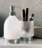 Doˇplňky z kolekce H2O (design Antonio Citterio, INDA), chrom a sklo, dávkovač mýdla, výška 18 cm, průměr 8 cm, cena 3 028 Kč, skleničku vysokou 11 cm o průměru 8 cm pořídíte za 1 727 Kč, DORINT - KERAM
